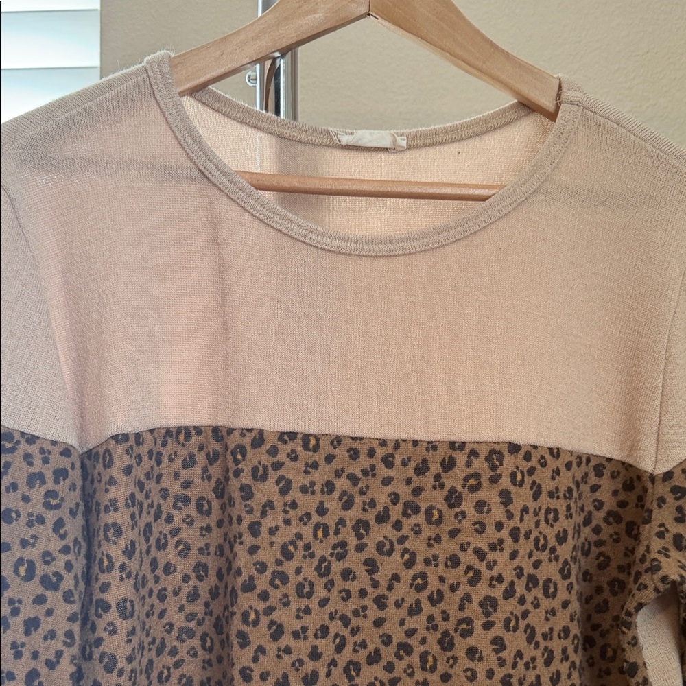 Leopard Print Colorblock Sweatshirt - Picture 2 of 4